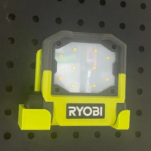 以下が含まれることがあります： 白のLEDパネルと前面に「RYOBI」と印刷された緑と黒の作業灯