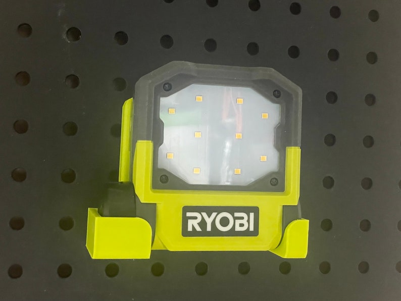 以下が含まれることがあります： 白のLEDパネルと前面に「RYOBI」と印刷された緑と黒の作業灯