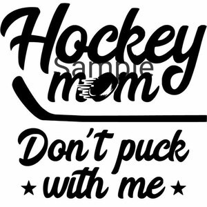 Puede incluir: Gráfico en blanco y negro con las palabras "Hockey Mom" encima de un palo y un disco de hockey, y la frase "Don't puck with me" debajo, con estrellas a cada lado.