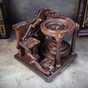 Máquina de mármol de arte cinético: madera de nogal, adorno de escritorio inspirado en Theo Jansen