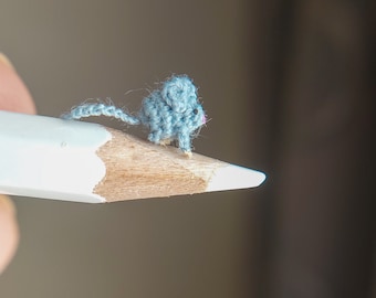 Фигурка серой мышки, связанная микрокрючком. Миниатюрная мышка крючком.