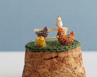 鶏農場のマイクロクロシェフィギュア。クロシェ編みの鶏のミニチュア