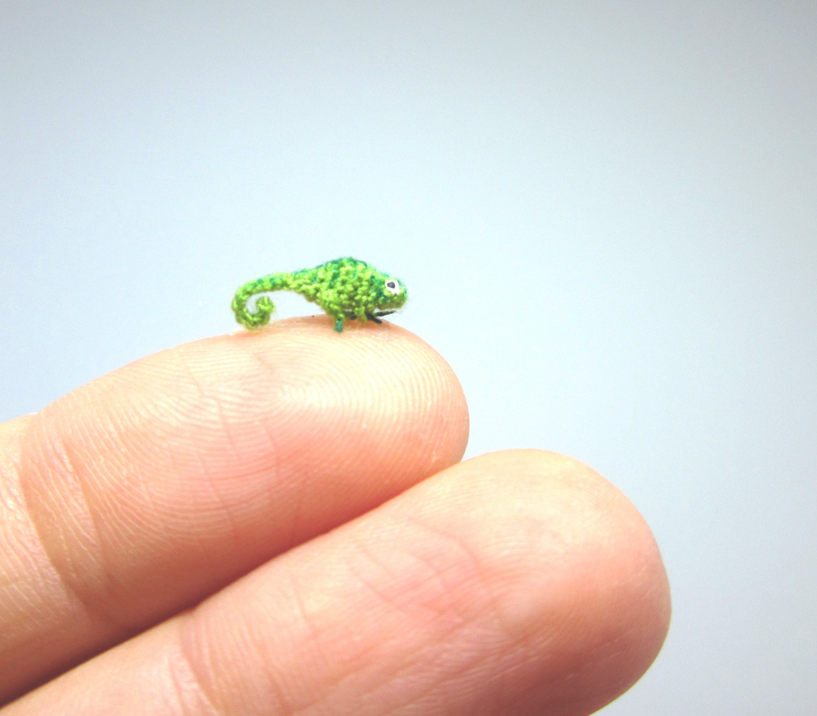 Micro Camaleonte Arcobaleno All'uncinetto - Miniatura Fatta A Mano Per Casa Delle Bambole (scala 1:144)