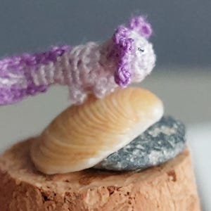 Lila Axolotl mikro gehäkelt. Axolotl Figur.