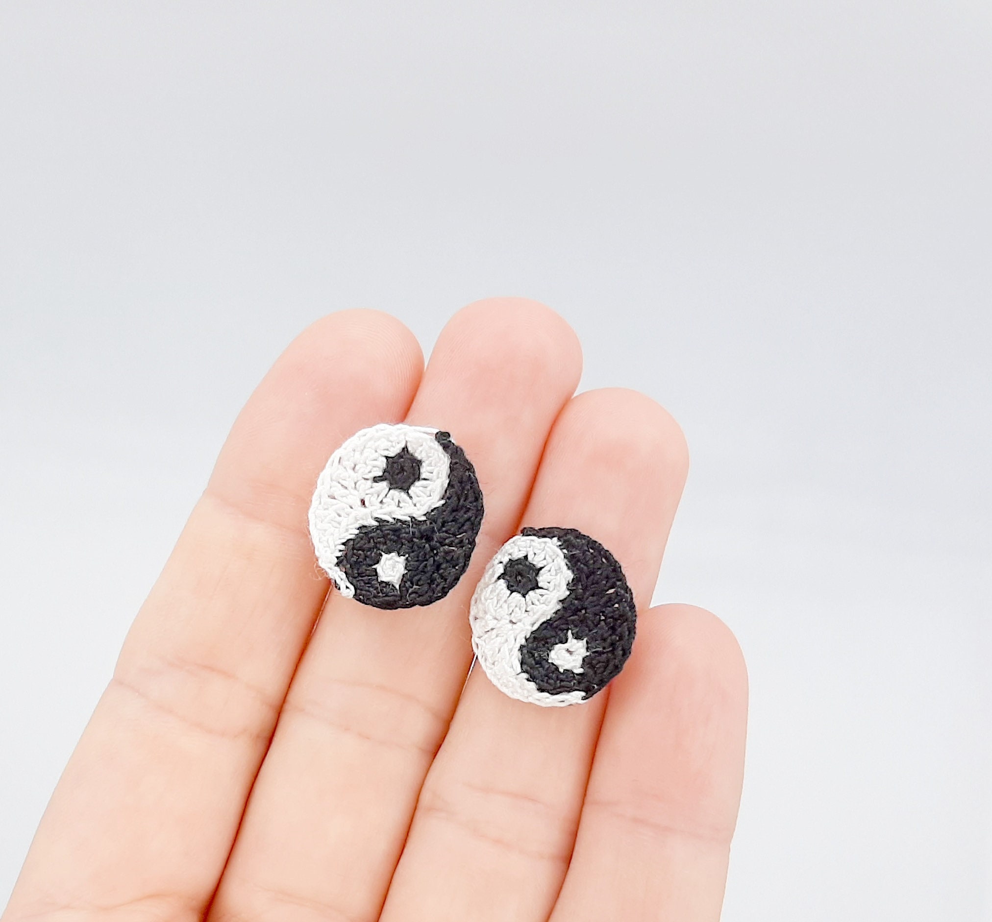 35 Beautiful and Stylish Monochrome Crochet Patterns 21 Ying Yang Crochet Applique Pattern: Black and White Symbol