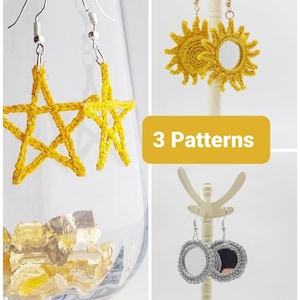 Puede incluir: Tres pares de pendientes de ganchillo, cada uno con un diseño diferente. El primer par tiene forma de estrella, el segundo par tiene forma de sol y el tercer par tiene forma de círculo. Los tres pares son amarillos.