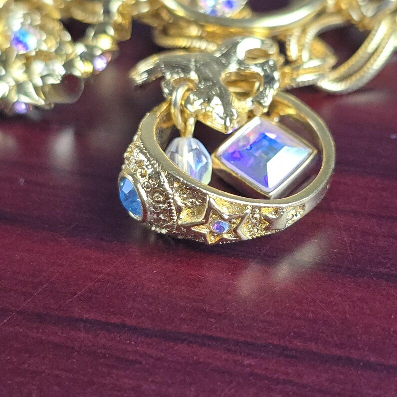 Pulsera con dije "El secreto de los siete ángeles" de Kirks Folly, estilo vintage, en caja. imagen 3