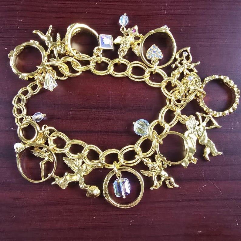 Pulsera con dije "El secreto de los siete ángeles" de Kirks Folly, estilo vintage, en caja. imagen 1