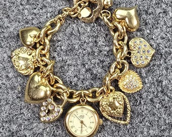 Reloj de pulsera Kirk's Folly KF330Y con dije de corazón, cuarzo, tono dorado, 7.5 pulgadas, en caja.