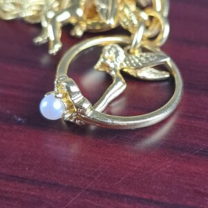 Pulsera con dije "El secreto de los siete ángeles" de Kirks Folly, estilo vintage, en caja. imagen 5