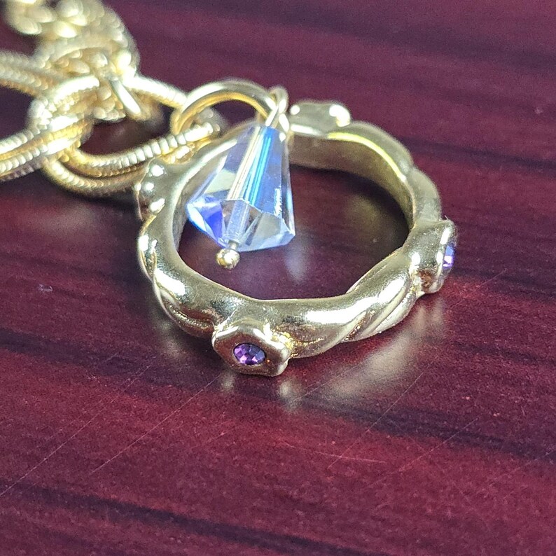 Pulsera con dije "El secreto de los siete ángeles" de Kirks Folly, estilo vintage, en caja. imagen 4