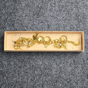 Pulsera con dije "El secreto de los siete ángeles" de Kirks Folly, estilo vintage, en caja. imagen 9