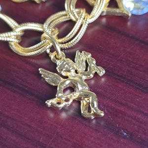 Pulsera con dije "El secreto de los siete ángeles" de Kirks Folly, estilo vintage, en caja. imagen 7