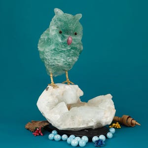 Sculpture hibou en fluorite verte sculptée à la main | Bec rubis, base en cristal