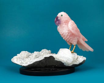 ローズクォーツの鳥の彫刻：アメジストの台座にアベンチュリンの羽根
