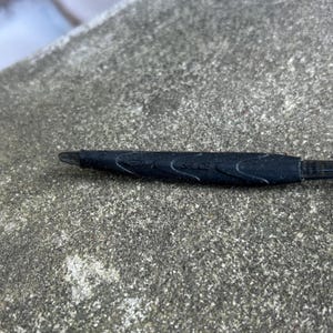 Puede incluir: Un l&aacute;piz &oacute;ptico negro con la palabra "Splice" impresa en el lateral. El l&aacute;piz &oacute;ptico tiene un agarre texturizado para un mejor manejo y una punta para un uso preciso en pantallas t&aacute;ctiles. El l&aacute;piz &oacute;ptico est&aacute; dise&ntilde;ado para dispositivos electr&oacute;nicos.