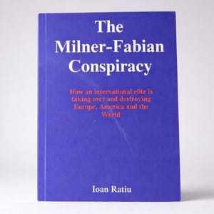 Pode incluir: Um livro de capa dura azul intitulado "The Milner-Fabian Conspiracy". O t&iacute;tulo est&aacute; em branco. O subt&iacute;tulo diz: "How an international elite is taking over and destroying Europe, America and the World." O nome do autor, Ioan Ratiu, est&aacute; na parte inferior.