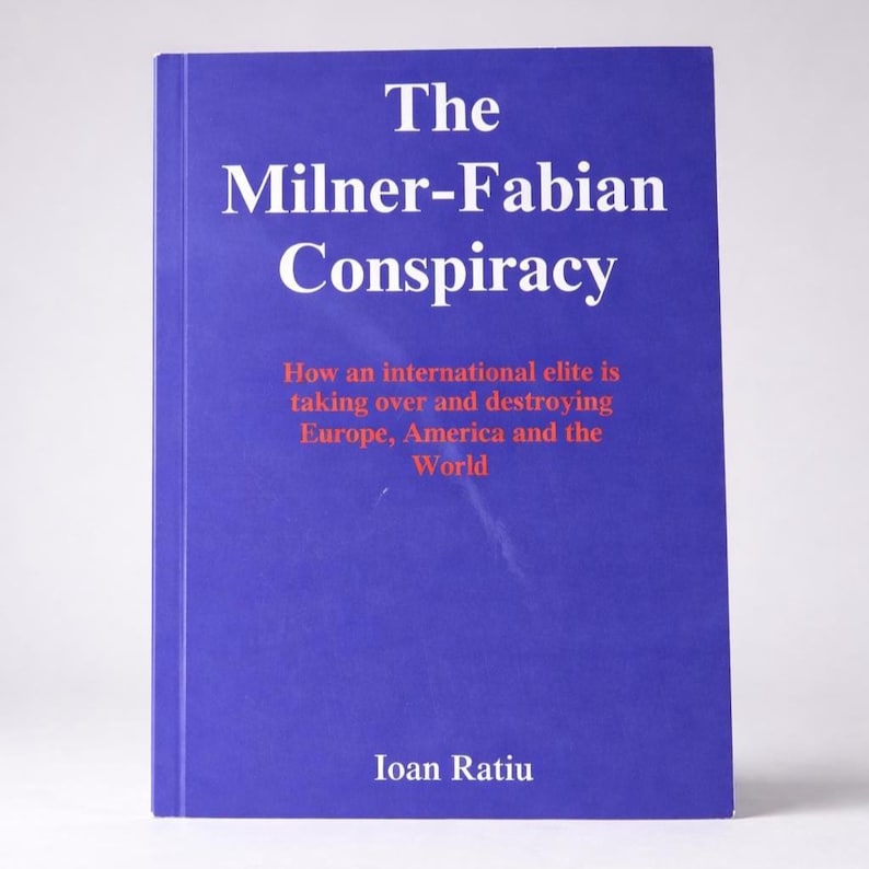Pode incluir: Um livro de capa dura azul intitulado "The Milner-Fabian Conspiracy". O t&iacute;tulo est&aacute; em branco. O subt&iacute;tulo diz: "How an international elite is taking over and destroying Europe, America and the World." O nome do autor, Ioan Ratiu, est&aacute; na parte inferior.