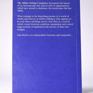 Pode incluir: Um livro com capa azul intitulado "The Milner-Fabian Conspiracy". O texto descreve a hist&oacute;ria de uma elite internacional e suas organiza&ccedil;&otilde;es. O autor &eacute; Ioan Ratiu, historiador e pesquisador independente.