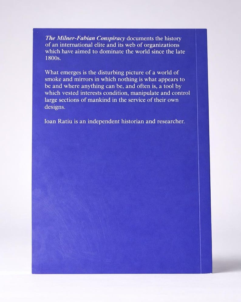 Pode incluir: Um livro com capa azul intitulado "The Milner-Fabian Conspiracy". O texto descreve a hist&oacute;ria de uma elite internacional e suas organiza&ccedil;&otilde;es. O autor &eacute; Ioan Ratiu, historiador e pesquisador independente.
