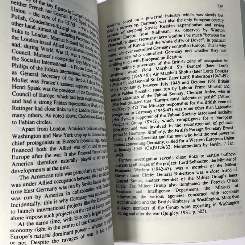 Pode incluir: Um livro aberto com texto, com o n&uacute;mero 239 no canto superior direito. O texto discute pol&iacute;tica europeia, a Alemanha p&oacute;s-guerra e a influ&ecirc;ncia de v&aacute;rios grupos e indiv&iacute;duos.
