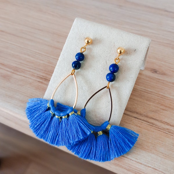 Boucles d'oreilles dorées Lapis Lazuli & pompon bleu