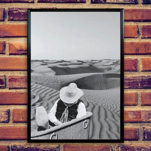 Art mural imprimable Cowboy dans une baignoire dans un désert | Cowboy dans la baignoire | Décoration d'art murale de salle de bain | Art mural de baignoire | Impression originale | Téléchargement numérique