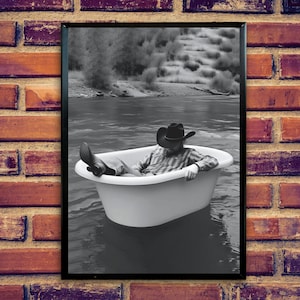 Art mural imprimable Cowboy dans la baignoire dans la rivière | Décoration murale pour baignoire | Cowboy dans la baignoire | Décoration murale pour salle de bain | Art de la salle de bain amusant