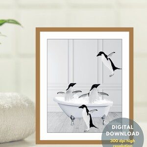 Könnte beinhalten: Vier Pinguine in einer weißen Badewanne mit Blasen. Ein Pinguin springt aus der Wanne. Das Bild hat einen weißen Hintergrund mit einem Holzboden und weißen Täfelungen. Der Text "DIGITAL DOWNLOAD 300 dpi high resolution designs" befindet sich am unteren Rand des Bildes.