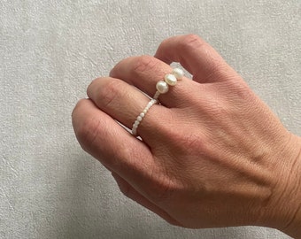 Elastic pearl ring made of freshwater pearls