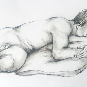 Puede incluir: Boceto a lápiz de una figura desnuda acostada, descansando sobre una almohada. El dibujo utiliza tonos de gris para crear profundidad y resaltar la forma del cuerpo. La obra de arte está sobre un fondo blanco.