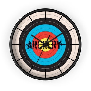 Puede incluir: Un reloj de diana de tiro con arco en blanco y negro con la palabra "ARCHERY" impresa en negro en el centro. La esfera del reloj tiene un fondo blanco con marcadores de hora negros y un borde negro.