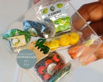 Puede incluir: Un recipiente de plástico transparente lleno de productos plásticos en miniatura, incluyendo coliflor, lechuga iceberg, tomates orgánicos, aguacates orgánicos, zanahorias y limones. Los productos están empaquetados en bolsas de plástico transparentes con etiquetas que dicen "Coliflor orgánica", "Aguacate orgánico", "Lechuga iceberg", "Tomates orgánicos" y "Orgánico".