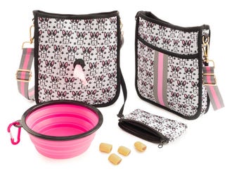 Puede incluir: Un conjunto de accesorios para pasear perros que incluye una bolsa de mano con estampado blanco y negro con una correa rosa y negra, una bolsa más pequeña a juego, un cuenco plegable rosa y una bolsa de golosinas para perros.
