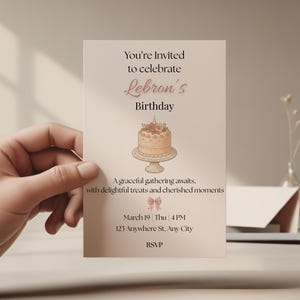 Op de afbeelding: Een rustiek houten bord met de tekst "Welcome to our porch" in witte letters. Het bord heeft een verweerde afwerking en een eenvoudig, uitnodigend ontwerp, ideaal voor buitendecoratie.
