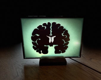 Pieza de arte con forma de cerebro de madera dura y epoxi verde