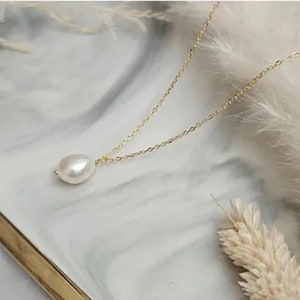 Gold pearl pendant necklace