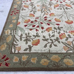 Handtuftad ullmatta - blommig botanisk design - salviagrön och krämfärgad William Morris-inspirerad matta - lyxig handgjord matta för vardagsrum