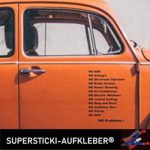Könnte beinhalten: Nahaufnahme eines orangenen Autos mit einem Aufkleber, auf dem steht "NO ABS, NO Airbag's, NO Electronic Injection, NO Brake Assists, NO Power Steering, NO Air Conditioner, NO Electric Windows, NO central locking, NO Stop and Start, NO Stabilizer Bars, NO Stereo, NO GPS, NO Problems!" und "SUPERSTICKI-AUFKLEBER®".