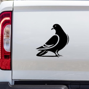 Pode incluir: Uma silhueta preta de um pombo na porta traseira de um caminhão branco. O pombo está voltado para a direita e tem as asas abertas.