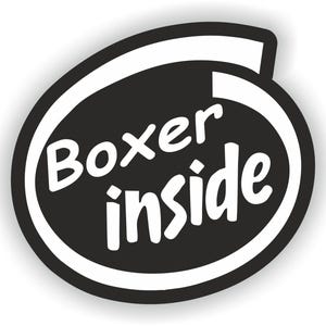 Könnte beinhalten: Ein schwarzer ovaler Aufkleber mit weißem Rand. Die Worte "Boxer Inside" sind in weißer, abgerundeter Schrift geschrieben. Der Text befindet sich in einer schwarzen ovalen Form mit weißem Rand und einer weißen gebogenen Linie oben.