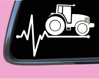 Op de afbeelding: Een wit silhouet van een tractor met een hartslaggrafiek. De tractor is naar rechts gericht en heeft een groot voorwiel. De hartslaggrafiek is op de achtergrond en is wit.