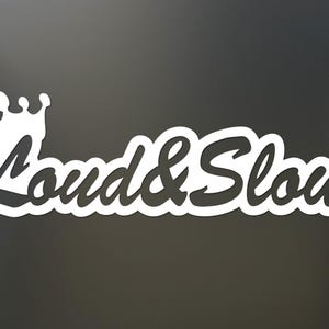 Könnte beinhalten: Weißer Vinyl-Aufkleber mit einer schwarzen Krone und dem Text "Loud & Slow" in einer stilisierten Schrift.