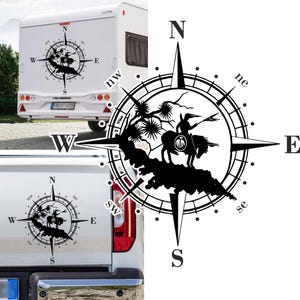 Könnte beinhalten: Schwarz-weißes Kompassdesign mit einem amerikanischen Ureinwohner, der ein Pferd reitet. Der Kompass zeigt nach Norden, Süden, Osten und Westen. Das Design ist perfekt für einen Auto- oder LKW-Aufkleber.