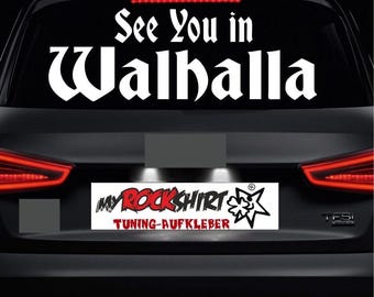Pode incluir: Um carro preto com um adesivo de vinil branco na janela traseira que diz "See You in Valhalla". Um adesivo vermelho e branco no pára-choques diz "My Rockshirt Tuning-Aufkleber".