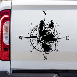 Könnte beinhalten: Schwarz-weißes Abziehbild eines Deutschen Schäferhundes mit einer Kompassrose drumherum. Die Kompasspunkte sind mit N, S, E, W, NE, NW, SE und SW beschriftet.