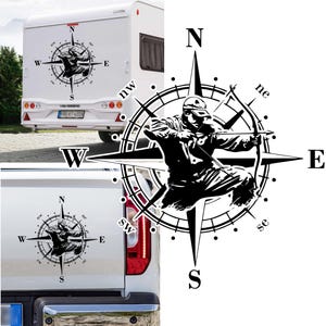 Könnte beinhalten: Schwarzweißes Kompassdesign mit einem Bogenschützen, der einen Pfeil anvisiert. Der Kompass zeigt Norden, Süden, Osten und Westen an. Das Design ist perfekt für einen Auto- oder LKW-Aufkleber.