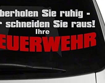 Pode incluir: Um adesivo branco com texto preto que diz "Überholen Sie ruhig - wir schneiden Sie raus! Ihre FEUERWEHR". O adesivo está em uma janela de carro preta.