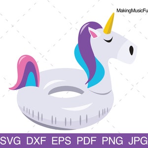 Könnte beinhalten: Ein weißer Einhorn-Schwimmring mit blauem und violettem Mähne und Schwanz. Der Schwimmring hat einen Ring in der Mitte zum Sitzen.