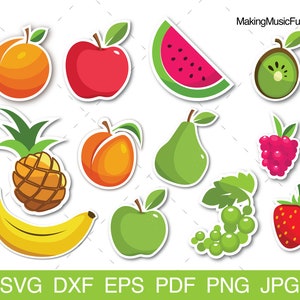 Op de afbeelding: Een set van 10 kleurrijke fruit- en groenteclipart-afbeeldingen, waaronder een ananas, banaan, appel, perzik, watermeloen, kiwi, druiven, aardbei, frambozen en een groene peer. De afbeeldingen zijn in cartoon-stijl en perfect voor gebruik in digitale projecten.